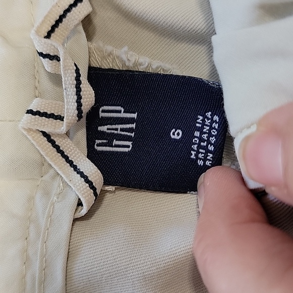 Gap Size 6 Khaki 6" Inseam Shorts, Gently Used Condition - Picture 2 of 10